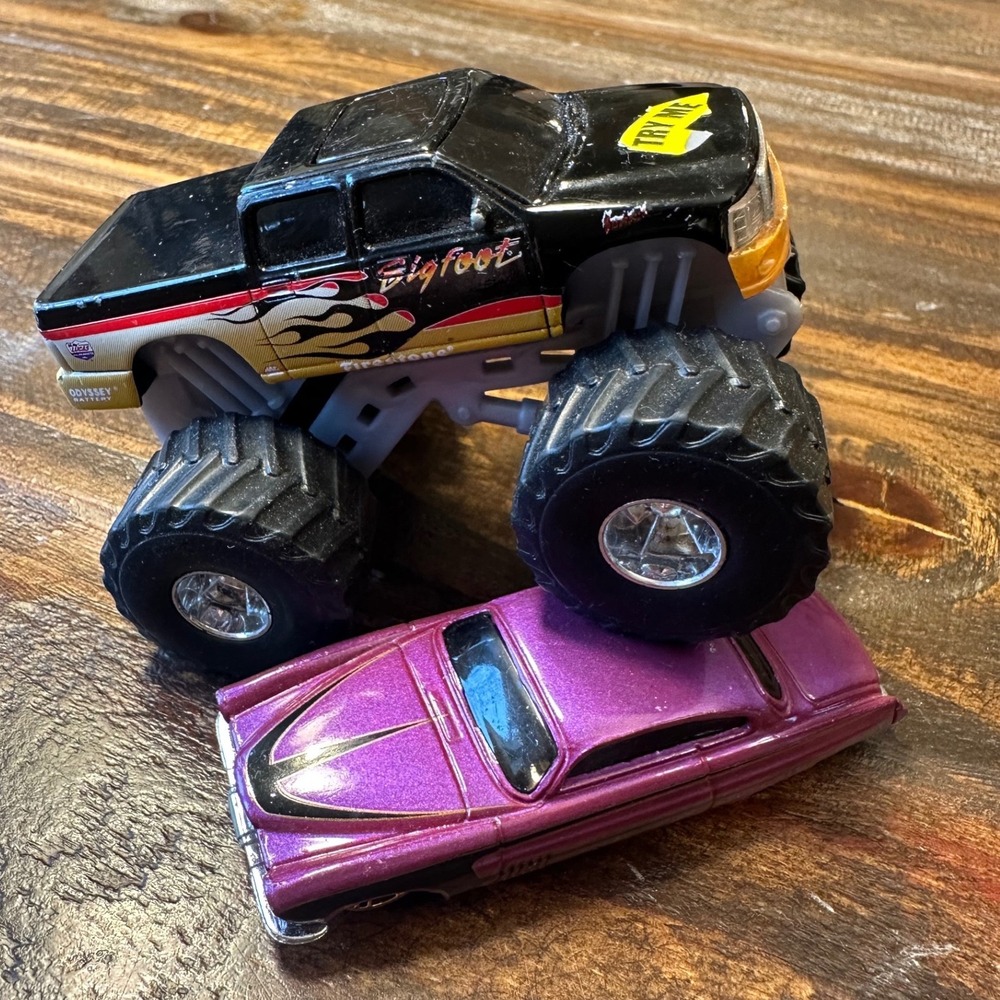 Bigfoot Monster Truck 2011 Black Flame Sound & Lights Fish N'‎ Chips Purple Car